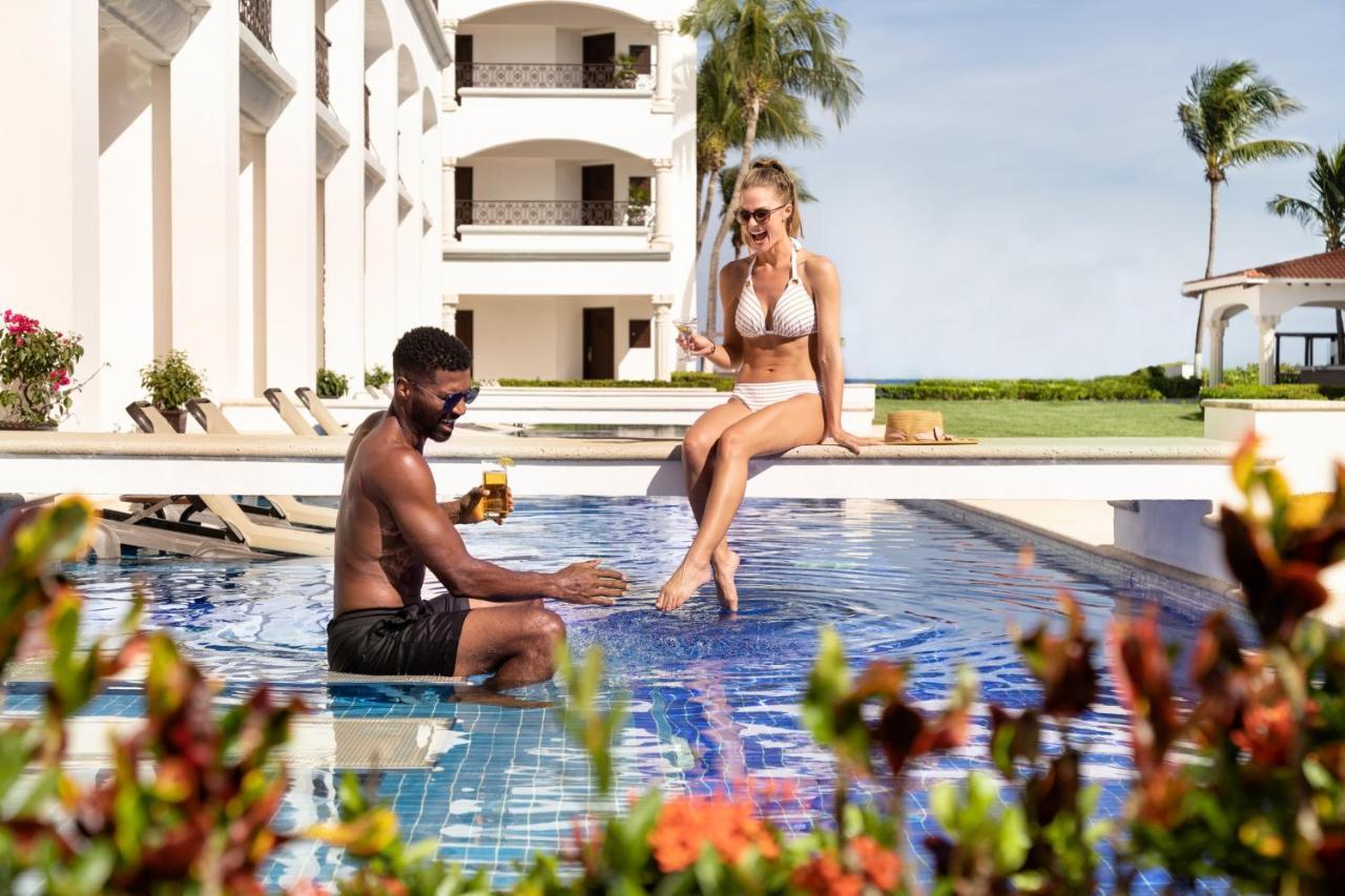 Junior Suite Swim-Up 1 King Bed