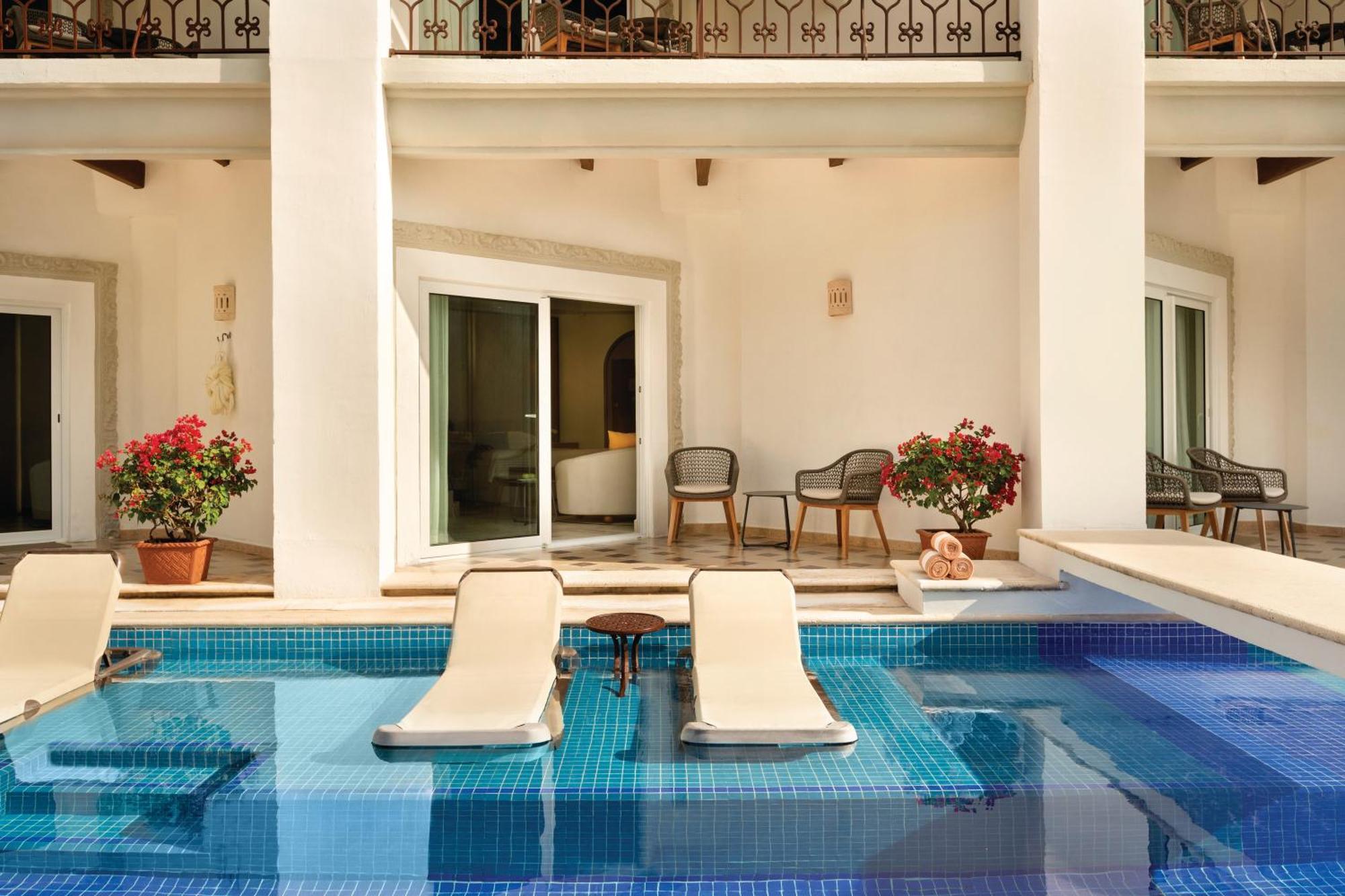 Junior Suite Swim-Up 2 Queen Beds